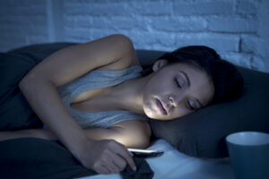 女人睡觉时发短信